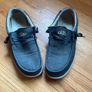 Men’s HeyDude slip-on style loafers. Size 10.